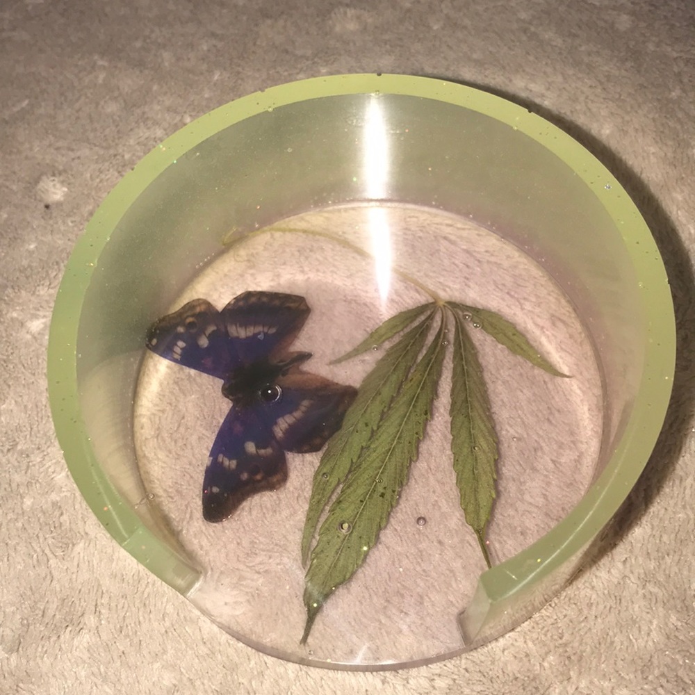 Custom epoxy green/purple glow ✨ coaster holder with butterfly 🦋/leaf